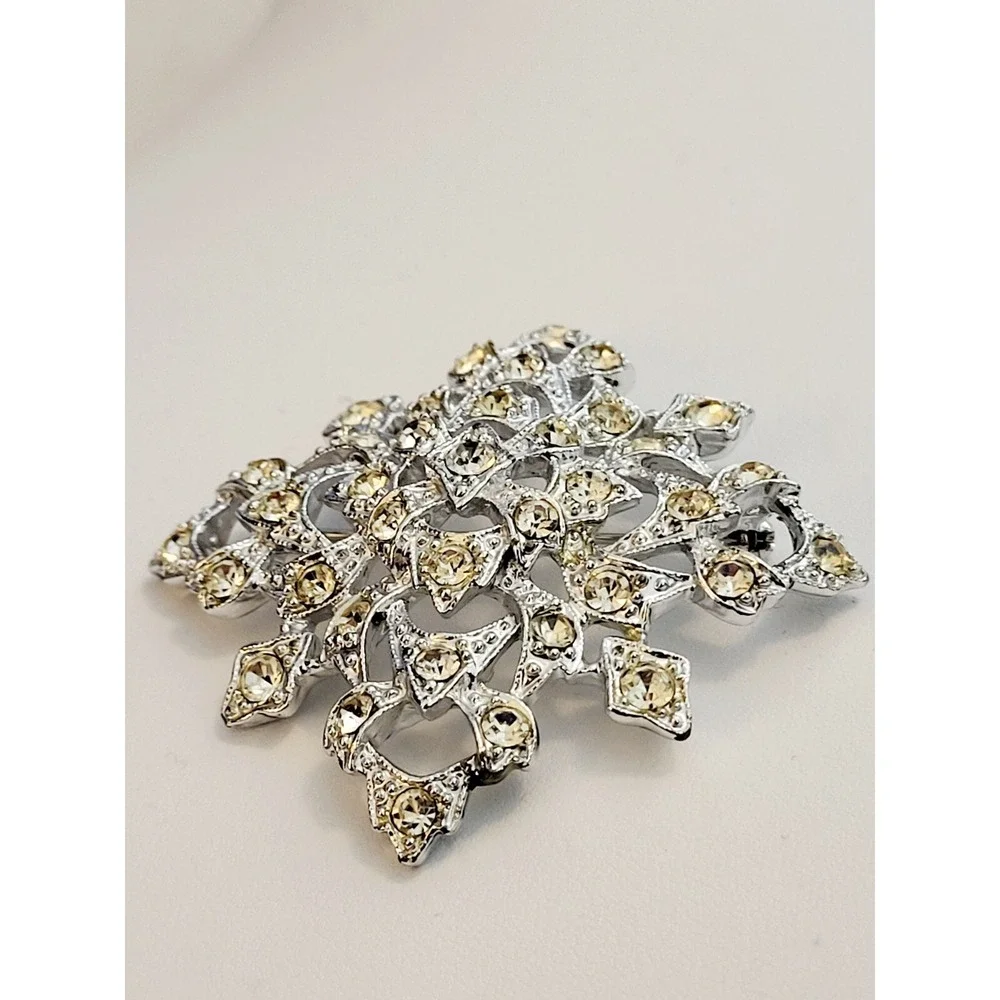Vintage Sarah Coventry Signed Brooch Pin‎ Clear Rhinestones Leading Lady 1970